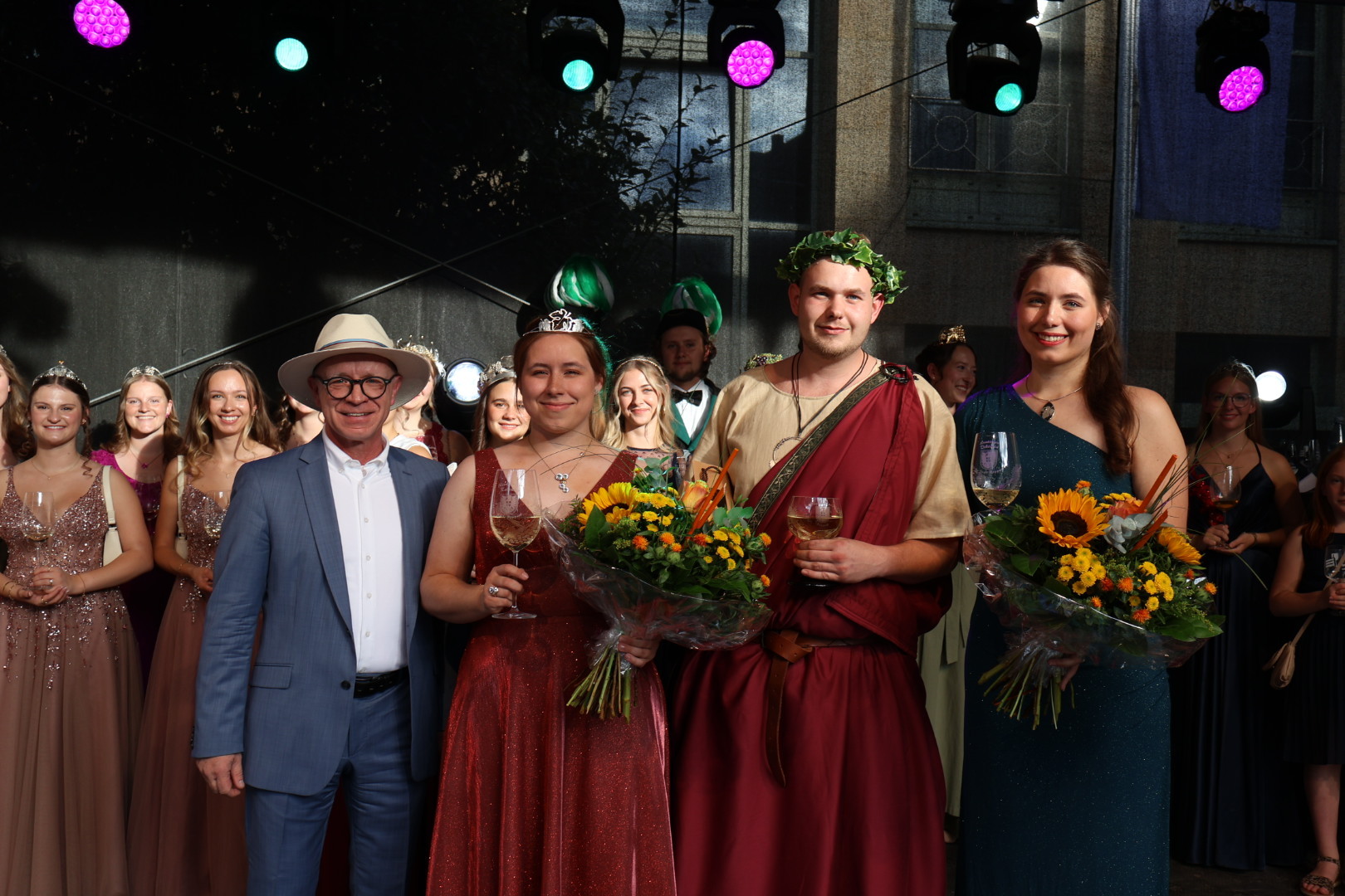 Boppard hat zwei neue Weinhoheiten: Im Rahmen der Eröffnung des Mittelrhein Weinfestes wurden Rebekka Perll (2. von links) zur neuen Bopparder Weinkönigin gekrönt und David Apel (3. von links) zum neuen Bacchus ernannt. Boppards Bürgermeister Jörg Haseneier (links) dankte Vorgängerin Viktoria Perll (rechts) für ihren Einsatz und ihr Engagement und überreichte ihr einen Blumenstrauß. 