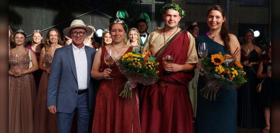 Boppard hat zwei neue Weinhoheiten: Im Rahmen der Eröffnung des Mittelrhein Weinfestes wurden Rebekka Perll (2. von links) zur neuen Bopparder Weinkönigin gekrönt und David Apel (3. von links) zum neuen Bacchus ernannt. Boppards Bürgermeister Jörg Haseneier (links) dankte Vorgängerin Viktoria Perll (rechts) für ihren Einsatz und ihr Engagement und überreichte ihr einen Blumenstrauß. Boppard hat zwei neue Weinhoheiten: Im Rahmen der Eröffnung des Mittelrhein Weinfestes wurden Rebekka Perll (2. von links) zur neuen Bopparder Weinkönigin gekrönt und David Apel (3. von links) zum neuen Bacchus ernannt. Boppards Bürgermeister Jörg Haseneier (links) dankte Vorgängerin Viktoria Perll (rechts) für ihren Einsatz und ihr Engagement und überreichte ihr einen Blumenstrauß.
