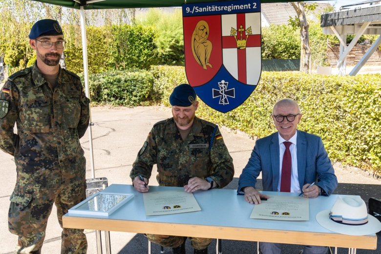 Feierliche Unterzeichnung der Patenschaftsurkunden (von links) Oberfeldarzt Lars Pestner, Kompaniechef Hauptmann Ingo Cobénus sowie Boppards Bürgermeister Jörg Haseneier. Feierliche Unterzeichnung der Patenschaftsurkunden (von links) Oberfeldarzt Lars Pestner, Kompaniechef Hauptmann Ingo Cobénus sowie Boppards Bürgermeister Jörg Haseneier.