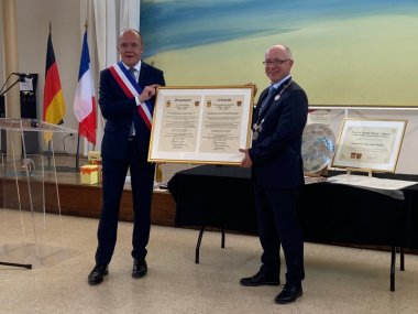 Foto1 Bürgermeister Thierry Boutard und Bürgermeister Jörg Haseneier beim offiziellen Empfang