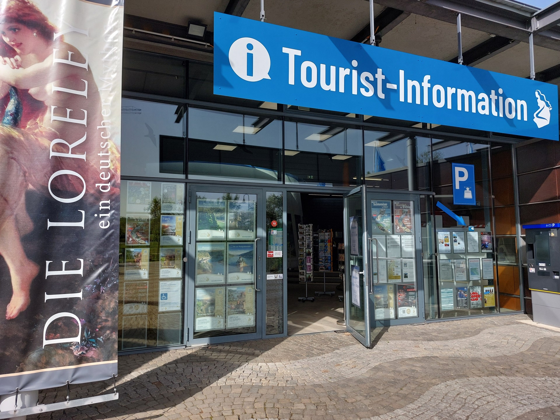 Ab sofort profitieren GästeKarten-Inhaber von 10 Prozent Ermäßigung auf einen Einkauf im Souvenirshop (ausgenommen Bücher und Wanderkarten) sowie einmalig 10 Prozent Rabatt auf Tickets für Eigenveranstaltungen der Loreley Touristik GmbH beim Kauf in der Tourist-Information auf dem Loreley-Plateau.