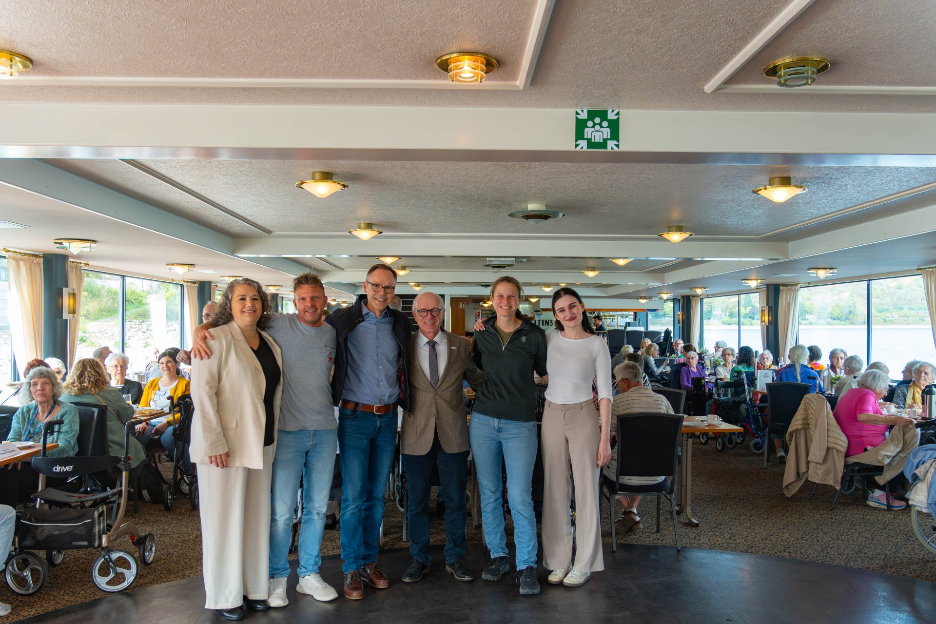 Nach dem erfolgreichen Verlauf der traditionellen Seniorenausflüge im Juni 2026 hat die Stadt Boppard in diesem Jahr auch den Bewohnerinnen und Bewohnern der Bopparder Seniorenheime eine gemeinsame Schifffahrt auf dem Rhein ermöglicht. Mit dabei waren auch (von links): Tina Günsch, Leitung des Wohnstifts zum Heiligen Geist, Belgrano, Jonas Schneider, Leiter Pflegedienst Haus Elisabeth, Armin Stelzig, Leitung Haus Elisabeth, Bürgermeister Jörg Haseneier, Ortsvorsteherin Dr. Alexa Bach und Johanna Csacsko, Leitung Sozialer Dienst Evangelisches Altenzentrum Mühlbad.