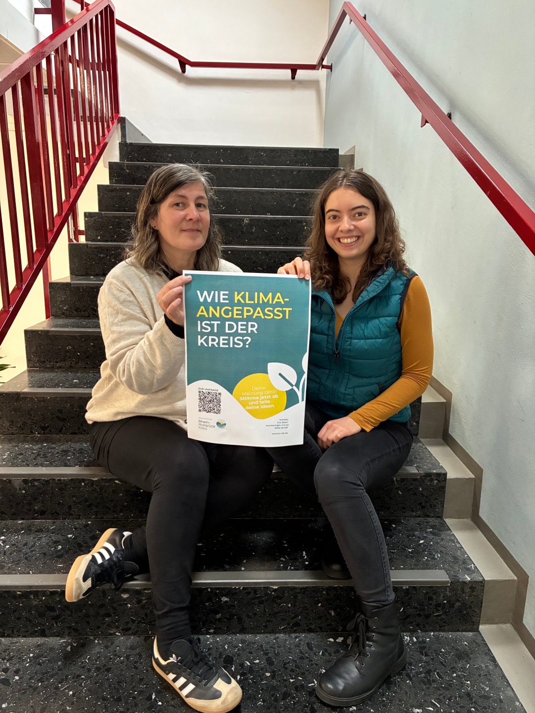 Klimaanpassungsmanagerin des Kreises Eva Desch (links) und Praktikantin Stefanie Weinert.