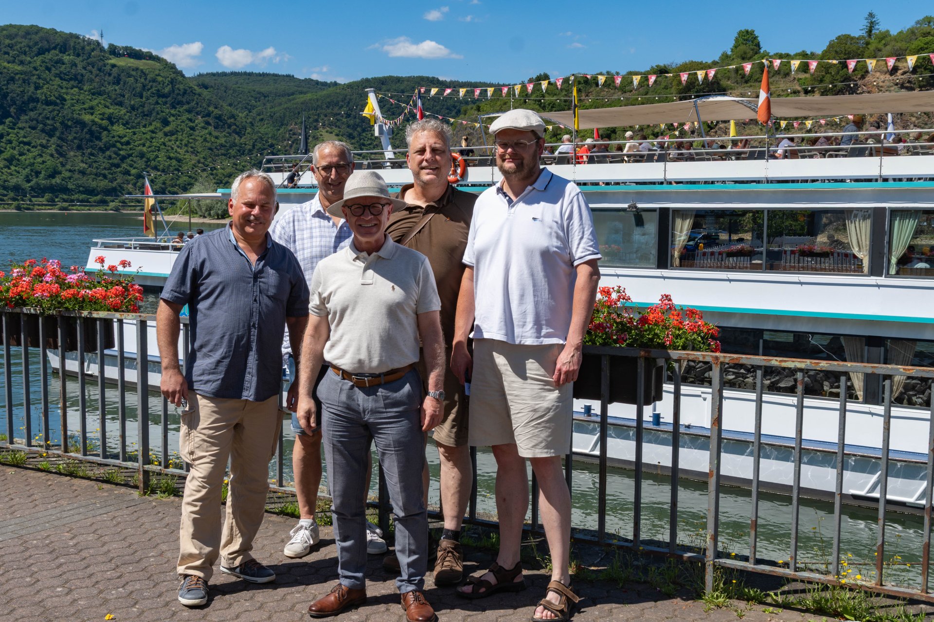 Boppards Bürgermeister Jörg Haseneier (Mitte) begrüßte gemeinsam mit (von links) Michael Güntzel, Ortsvorsteher von Udenhausen, Reiner Phillipps, Ortsvorsteherin von Buchholz, Jörg Schuch, Ortsvorsteher von Oppenhausen, und Heinrich Georg Ely, Ortsvorsteher von Herschwiesen, die Seniorinnen und Senioren aus dem Niederkirchspiel an Bord des Schiffes. 