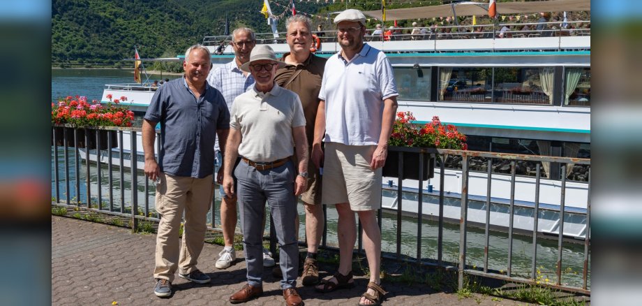 Boppards Bürgermeister Jörg Haseneier (Mitte) begrüßte gemeinsam mit (von links) Michael Güntzel, Ortsvorsteher von Udenhausen, Reiner Phillipps, Ortsvorsteherin von Buchholz, Jörg Schuch, Ortsvorsteher von Oppenhausen, und Heinrich Georg Ely, Ortsvorsteher von Herschwiesen, die Seniorinnen und Senioren aus dem Niederkirchspiel an Bord des Schiffes. Boppards Bürgermeister Jörg Haseneier (Mitte) begrüßte gemeinsam mit (von links) Michael Güntzel, Ortsvorsteher von Udenhausen, Reiner Phillipps, Ortsvorsteherin von Buchholz, Jörg Schuch, Ortsvorsteher von Oppenhausen, und Heinrich Georg Ely, Ortsvorsteher von Herschwiesen, die Seniorinnen und Senioren aus dem Niederkirchspiel an Bord des Schiffes.