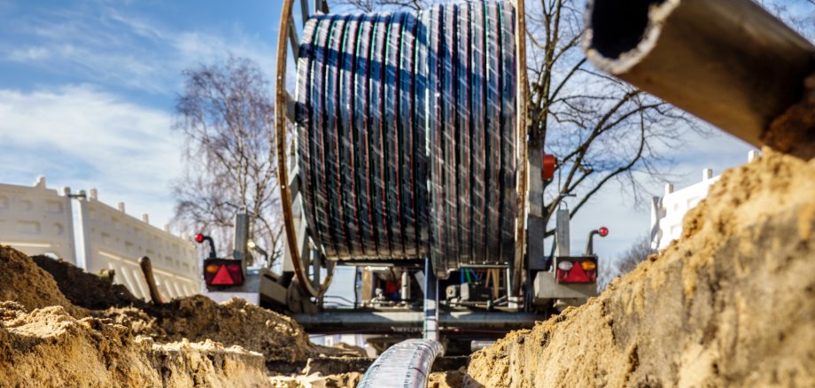 Im Zuge des Glasfaserausbaus wird die Straße Hoher Klosterweg in Boppard zeitweise voll gesperrt. Im Zuge des Glasfaserausbaus wird die Straße Hoher Klosterweg in Boppard zeitweise voll gesperrt.