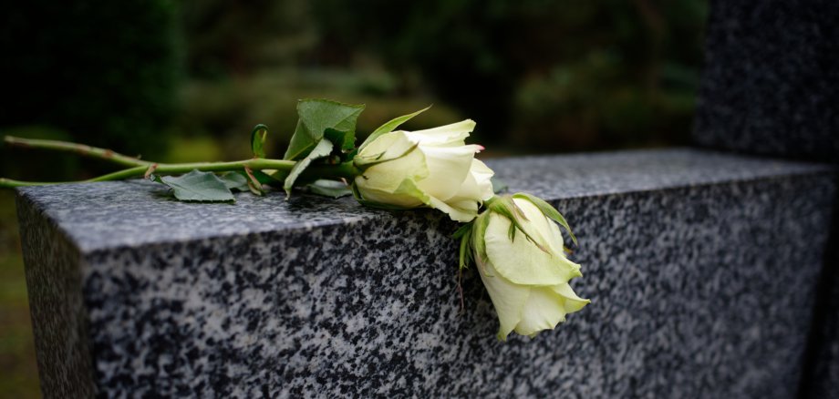 Frost, Regen, Schnee, Eis, Senkungen und Wurzelwerk können die Standsicherheit von Grabmalen beeinträchtigen, ohne dass von außen Schäden erkennbar sind. Frost, Regen, Schnee, Eis, Senkungen und Wurzelwerk können die Standsicherheit von Grabmalen beeinträchtigen, ohne dass von außen Schäden erkennbar sind.