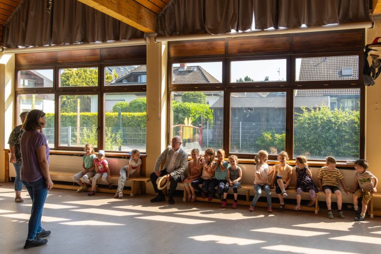 Das Kinderparlament führte den Bürgermeister durch die Einrichtung und machten einen Stopp in der Turnhalle, um dem Stadtoberhaupt ein Anliegen vorzutragen. Das Kinderparlament führte den Bürgermeister durch die Einrichtung und machten einen Stopp in der Turnhalle, um dem Stadtoberhaupt ein Anliegen vorzutragen.