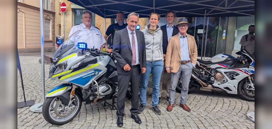 Hoher Besuch beim Bopparder Blaulichttag: Der Innenminister des Landes Rheinland-Pfalz, Achim Schwickert (vorne links), war bei der Veranstaltung zu Gast. Auf dem Foto mit Boppards Bürgermeister Jörg Haseneier (vorne rechts) sowie (hinten, von links) dem Brand- und Katastrophenschutzinspekteur des Rhein-Hunsrück-Kreises, Peter Link, Polizeihauptkommissar Sven Herschbach, Ortsvorsteherin Alexa Bach und dem Bundestagsabgeordneten Marlon Bröhr. Hoher Besuch beim Bopparder Blaulichttag: Der Innenminister des Landes Rheinland-Pfalz, Achim Schwickert (vorne links), war bei der Veranstaltung zu Gast. Auf dem Foto mit Boppards Bürgermeister Jörg Haseneier (vorne rechts) sowie (hinten, von links) dem Brand- und Katastrophenschutzinspekteur des Rhein-Hunsrück-Kreises, Peter Link, Polizeihauptkommissar Sven Herschbach, Ortsvorsteherin Alexa Bach und dem Bundestagsabgeordneten Marlon Bröhr.