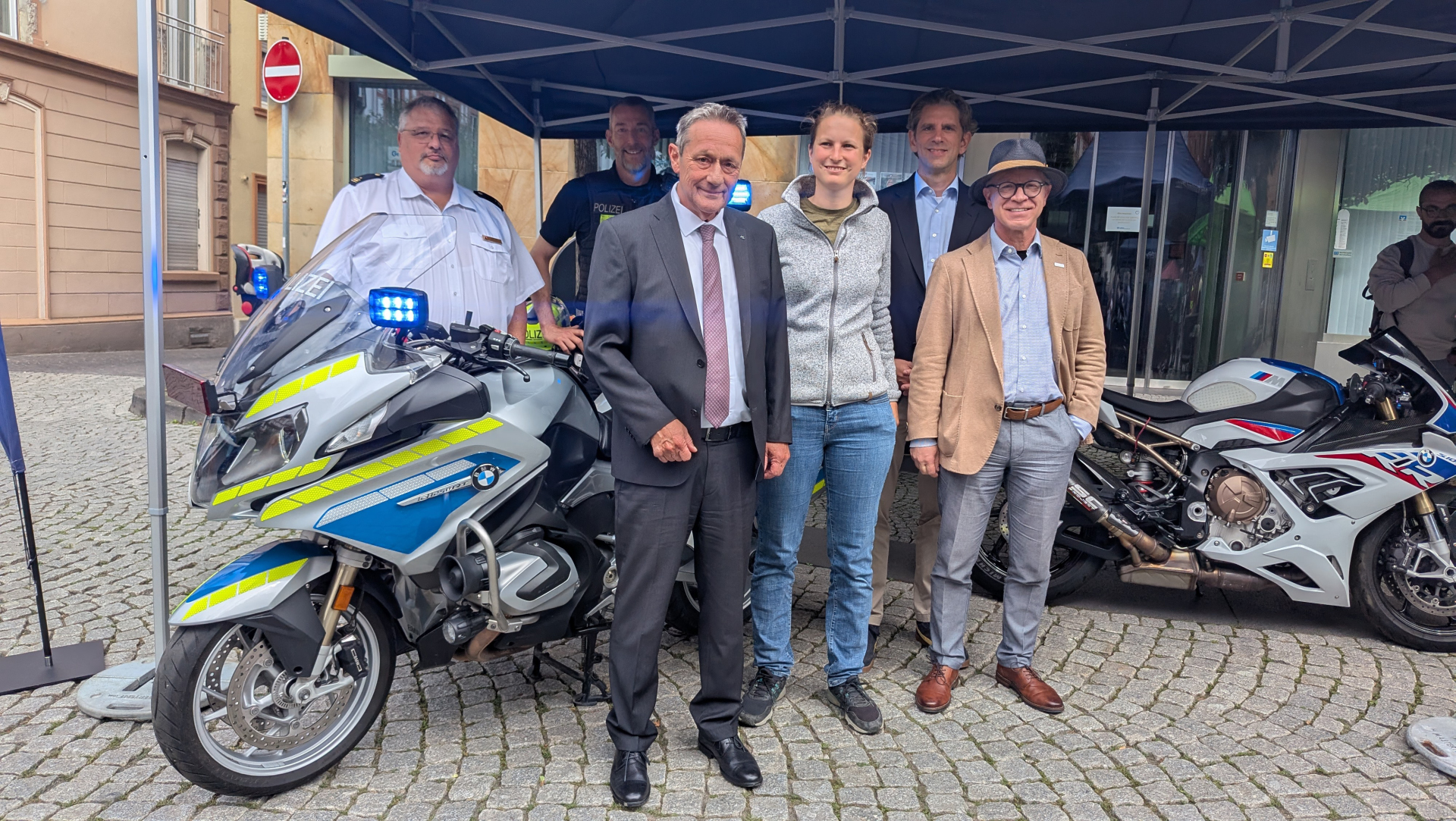 Hoher Besuch beim Bopparder Blaulichttag: Der Innenminister des Landes Rheinland-Pfalz, Achim Schwickert (vorne links), war bei der Veranstaltung zu Gast. Auf dem Foto mit Boppards Bürgermeister Jörg Haseneier (vorne rechts) sowie (hinten, von links) dem Brand- und Katastrophenschutzinspekteur des Rhein-Hunsrück-Kreises, Peter Link, Polizeihauptkommissar Sven Herschbach, Ortsvorsteherin Alexa Bach und dem Bundestagsabgeordneten Marlon Bröhr. 
