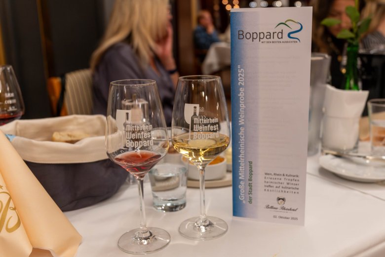 Rund 70 Gäste hatten sich am 2. Oktober 2025 im Bellevue Rheinhotel versammelt, um zehn Weine und einen Sekt zu verkosten.