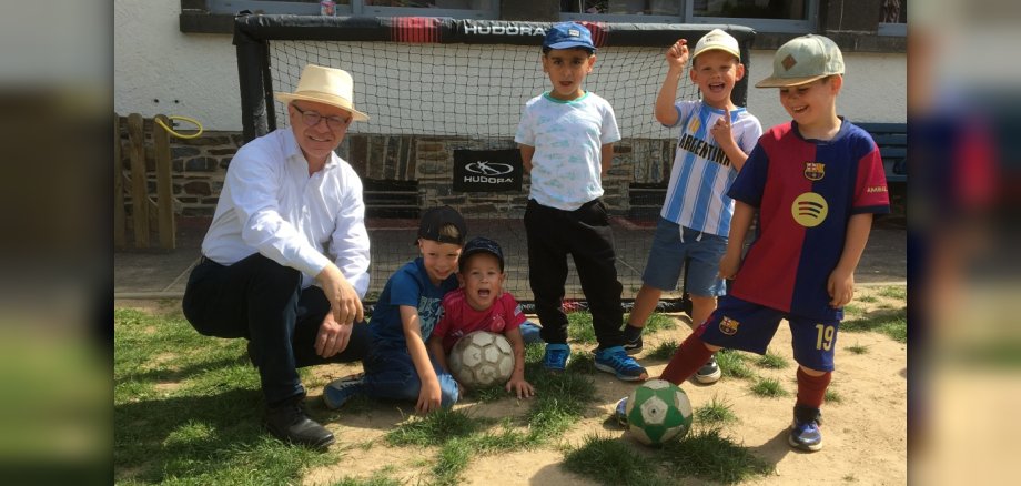 Boppards Bürgermeister Jörg Haseneier überreichte der Katholischen Kita St. Aegidius in Bad Salzig ein zweites Fußballtor – sehr zur Freude der Kita-Kinder. 