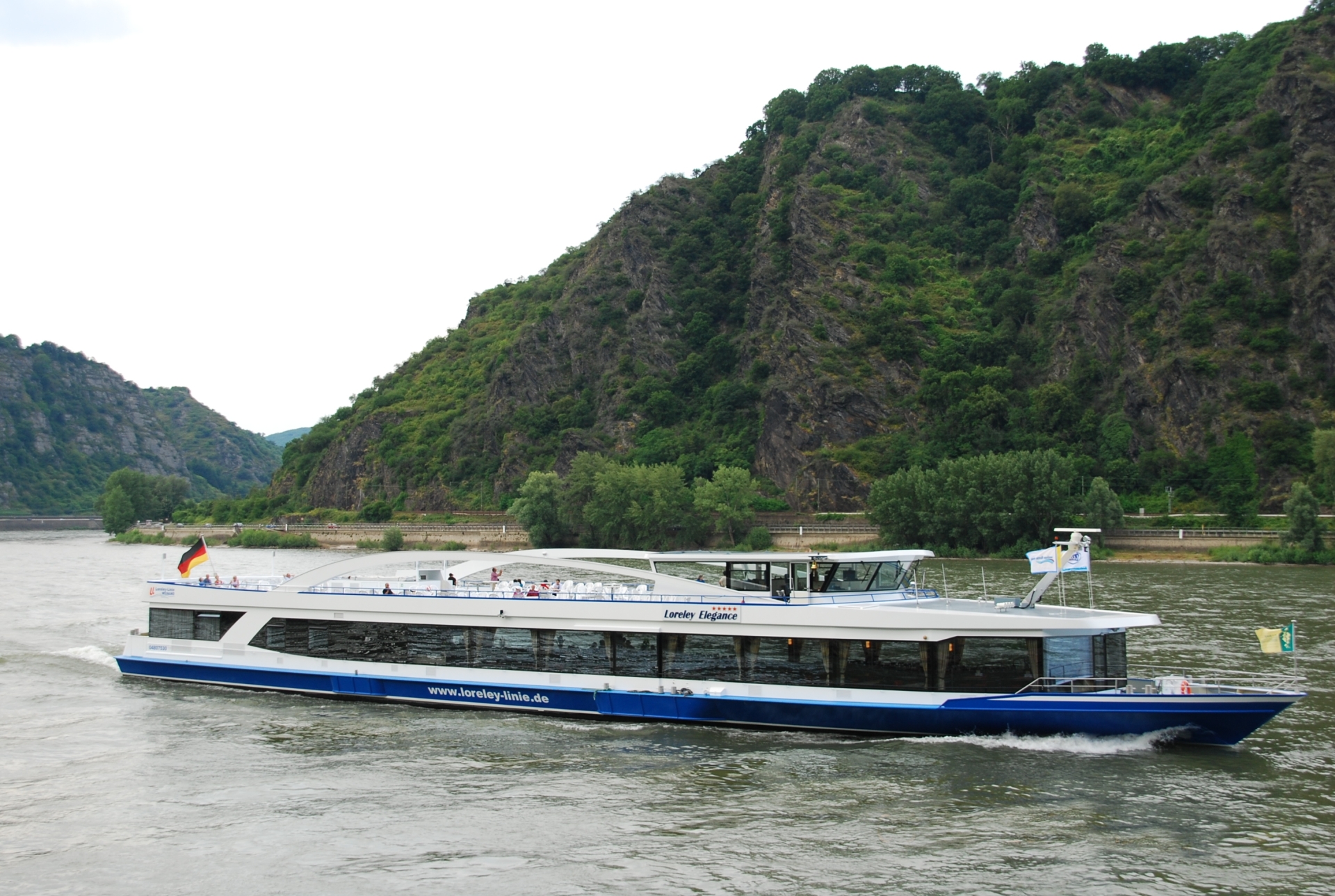 An Bord der MS Loreley Elegance der Loreley Linie erleben die Teilnehmerinnen und Teilnehmer am 1. Oktober 2026 eine festliche schwimmende Weinprobe mit zehn erlesenen Weinen, einem 4-Gänge-Menü und einer außergewöhnlichen Atmosphäre auf dem Rhein. Jetzt noch die letzten Tickets sichern. 