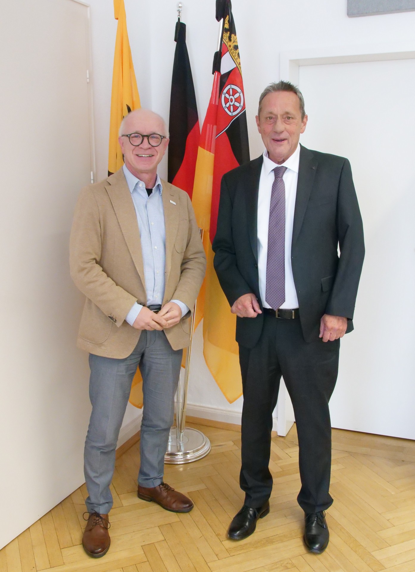 Der Innenminister des Landes Rheinland-Pfalz, Achim Schwickert (rechts), hat am Sonntag die Stadt Boppard besucht und gemeinsam mit Bürgermeister Jörg Haseneier am Blaulichttag in der Innenstadt teilgenommen.