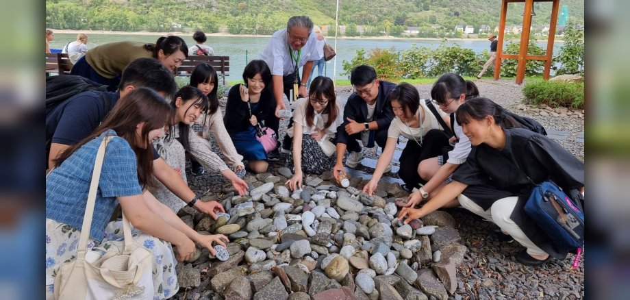 Auch die Jugenddelegationen aus Ome legen traditionell Steine aus ihrer Heimat im Bopparder Partnerschaftsgarten ab. Hier ein Foto aus dem Jahr 2023. Auch die Jugenddelegationen aus Ome legen traditionell Steine aus ihrer Heimat im Bopparder Partnerschaftsgarten ab. Hier ein Foto aus dem Jahr 2023.