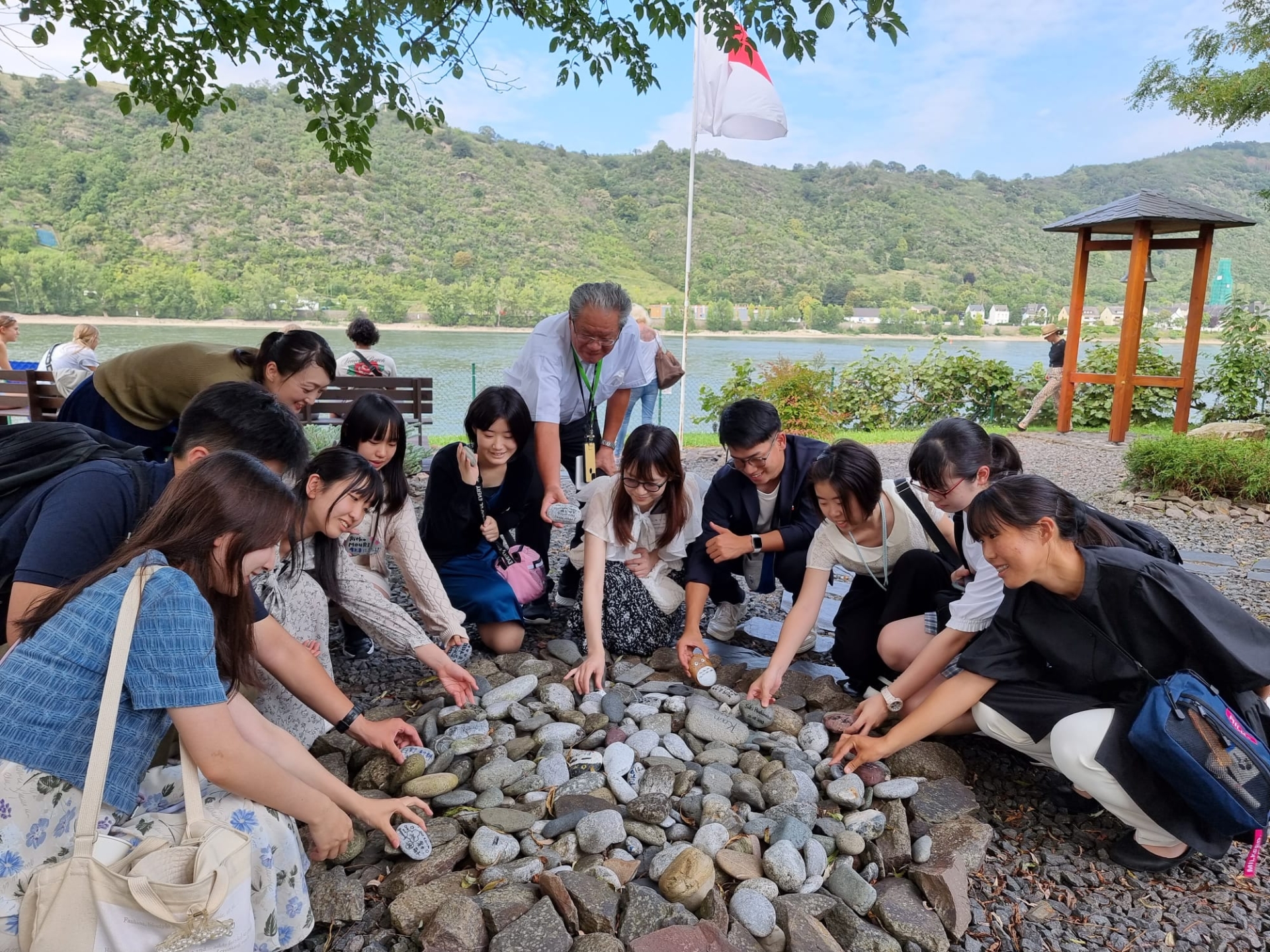 Auch die Jugenddelegationen aus Ome legen traditionell Steine aus ihrer Heimat im Bopparder Partnerschaftsgarten ab. Hier ein Foto aus dem Jahr 2023.