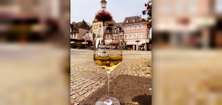Der Vorverkauf der Weingläser zum Mittelrhein-Weinfest 2025 ist gestartet. Die neuen Weingläser sind ab sofort zum Preis von 5 Euro erhältlich. Vorverkaufsstellen sind die Tourist Information in Boppard, teilnehmende Weingüter sowie ausgewählte Einzelhändler. Während des Weinfests können die Gläser vor Ort für 6 Euro an den Verkaufsständen erworben werden. 