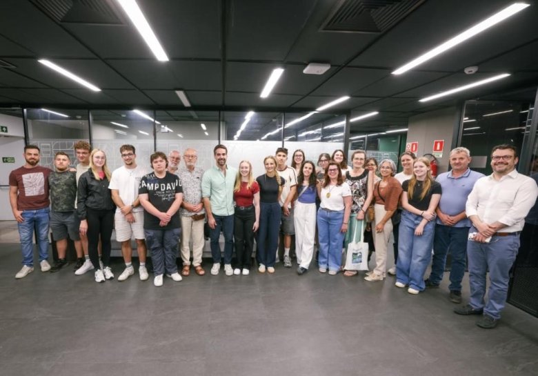 Jugenddelegation und Freundinnen und Freunde bei Eduardo Leite, dem Gouverneur des Bundeslandes Rio Grande do Sul (Mitte, grünes Hemd). Jugenddelegation und Freundinnen und Freunde bei Eduardo Leite, dem Gouverneur des Bundeslandes Rio Grande do Sul (Mitte, grünes Hemd).
