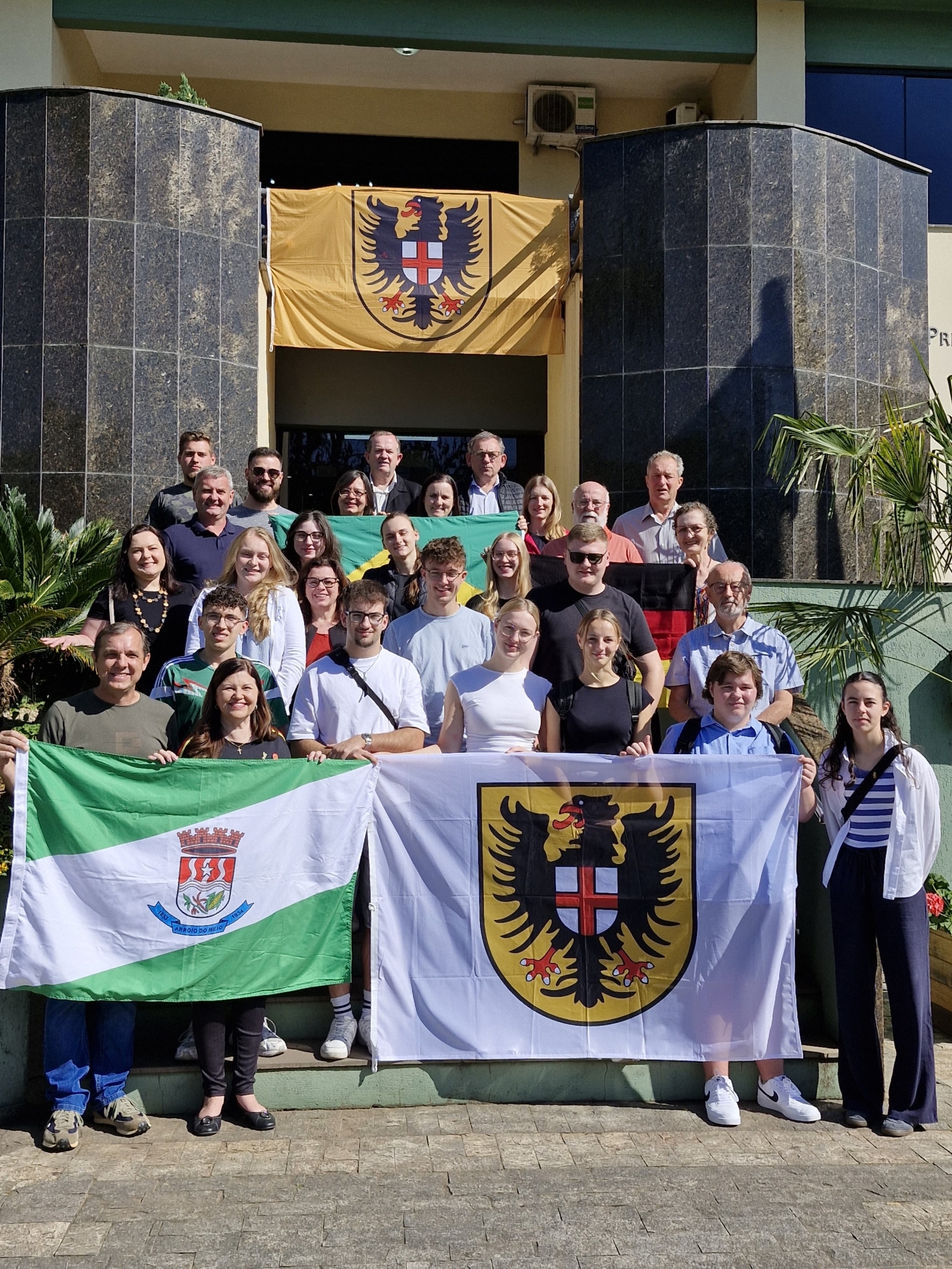 Die Jugenddelegation vor dem Rathaus in Arroio do Meio. 