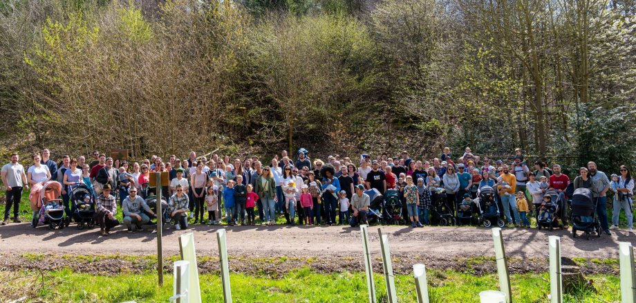Mit einer großen Gruppe wurden im Bopparder Hochzeits- und Kinderwald am Samstag, 6. April 2024, wieder Bäume gepflanzt für im Jahr 2023 geschlossene Ehen und geborene Kinder. Die Aktion wird organisiert von Stadt und Forstamt Boppard. 