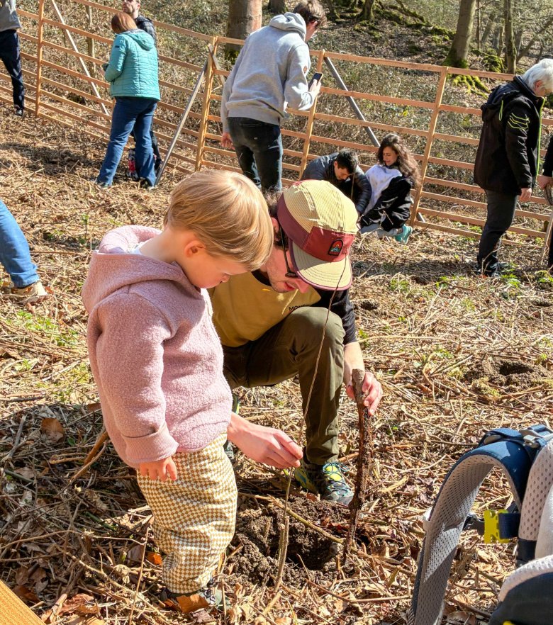 David Bader und sein Sohn Tore pflanzten im Bopparder Kinderwald gemeinsam ein Bäumchen für Tores kleinen Bruder Jonte.