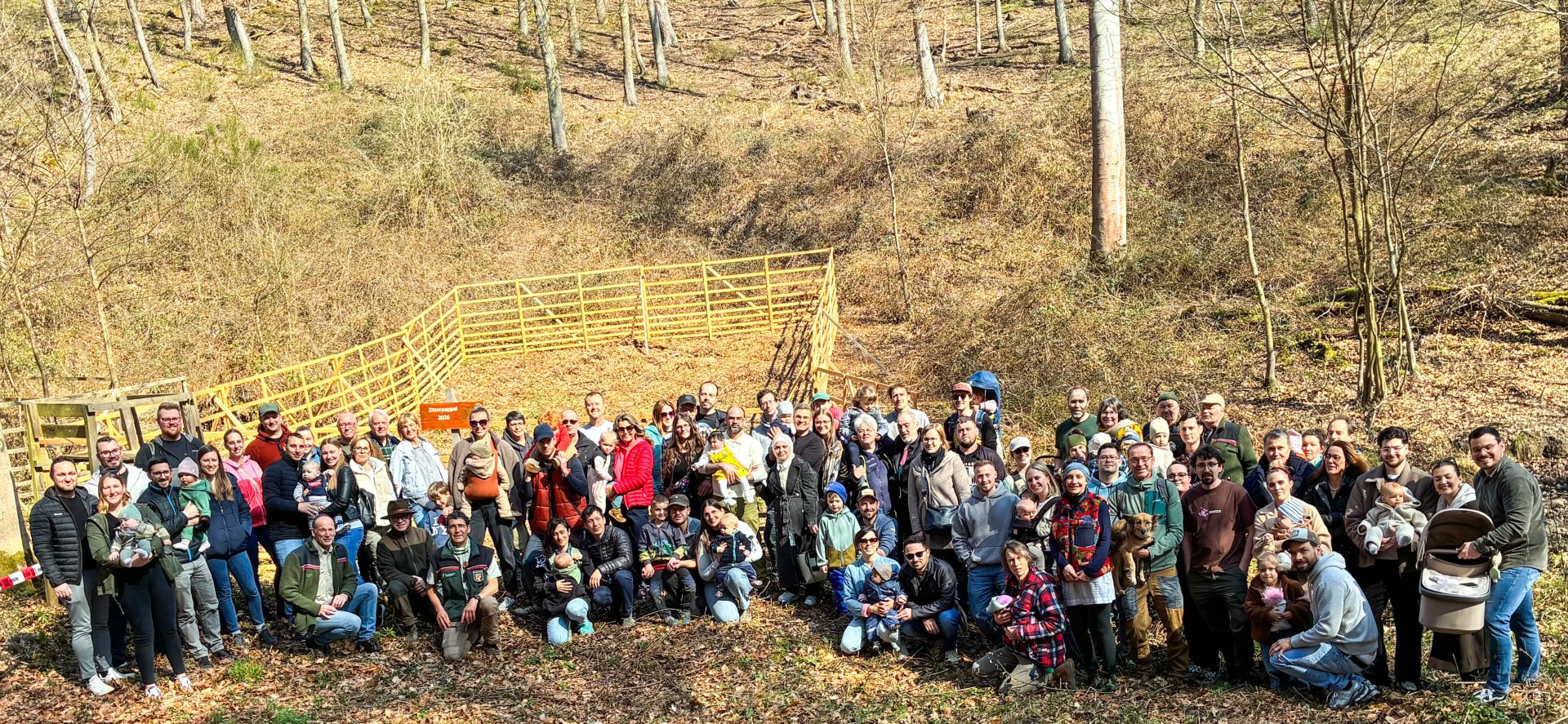 Mit einer großen Gruppe wurden im Bopparder Hochzeits- und Kinderwald am Samstag, 21. März 2026, wieder Bäume gepflanzt für im Jahr 2025 geschlossene Ehen und geborene Kinder. Die Aktion wird organisiert von Stadt und Forstamt Boppard.