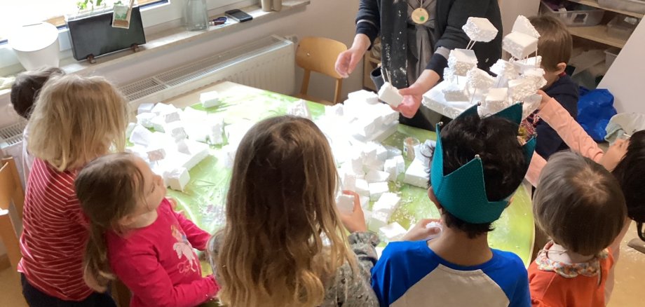 Über einen Zeitraum von mehreren Wochen hat eine Kindergruppe der Kindertagesstätte „Kleines Abenteuer“ aus Boppard-Buchholz gemeinsam mit der Bildhauerin Kirsten Herold aus Kaub an einem Kunstprojekt gearbeitet. 