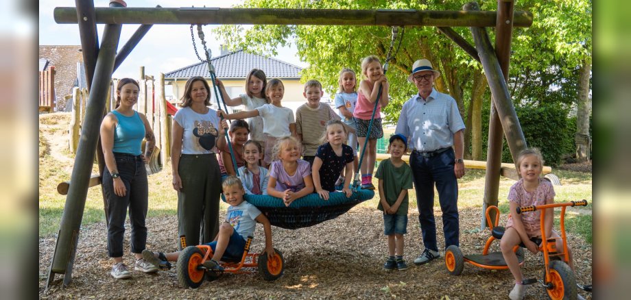 Das Kinderparlament der Kita Abenteuerland freute sich mit ihren Erzieherinnen über den Besuch des Bopparder Bürgermeisters Jörg Haseneier in der Einrichtung. Das Kinderparlament der Kita Abenteuerland freute sich mit ihren Erzieherinnen über den Besuch des Bopparder Bürgermeisters Jörg Haseneier in der Einrichtung.