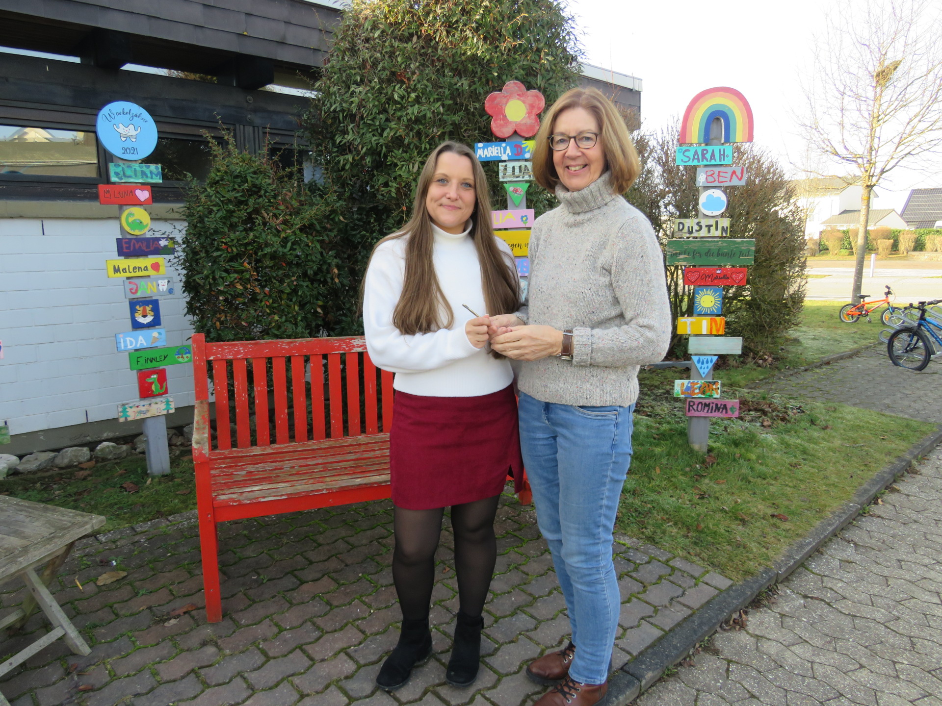 Schlüsselübergabe in der Kita Abenteuerland in Boppard-Buchholz: Lisa Kühr (links) hat die Leitung der Kita übernommen. Dorothee Junker-Onckels verabschiedete sich in den Ruhestand.