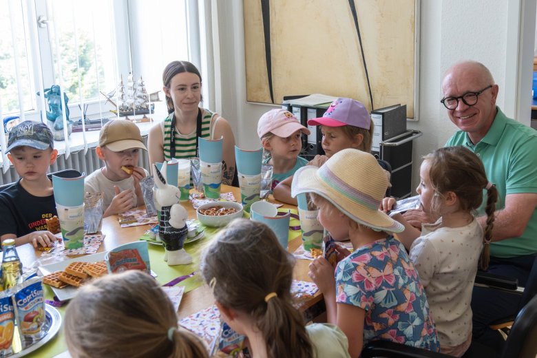 Empfangen wurde das Kinderparlament zunächst im Büro des Bürgermeisters, wo eine kleine Stärkung wartete. 