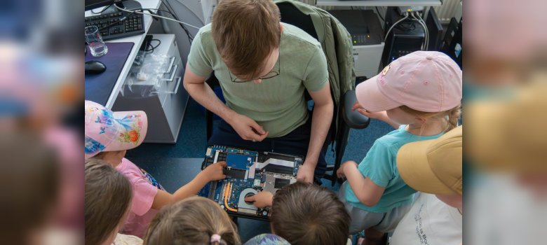 Im Anschluss machte sich das Kinderparlament ein Bild davon, wie in einer Stadtverwaltung gearbeitet wird. In der Abteilung für Informationstechnik und Digitalisierung erfuhren sie, wie das Innenleben eines Laptops aussieht.