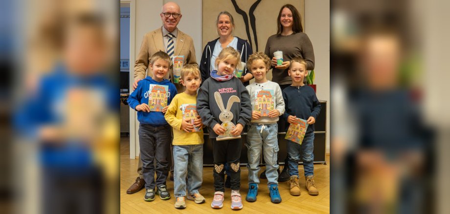 Fünf Kinder aus dem Kinderparlament der Kita „Kleines Abenteuer“ haben gemeinsam mit ihren Erzieherinnen Svenja Härter (hinten, Mitte) und Marijke Petershans (hinten, rechts) die Stadtverwaltung und Bürgermeister Jörg Haseneier (hinten, links) besucht. Mit auf dem Foto ist auch ein dekorativer Hase aus dem Büro des Bürgermeisters – eine kleine Anspielung auf seinen Nachnamen. 