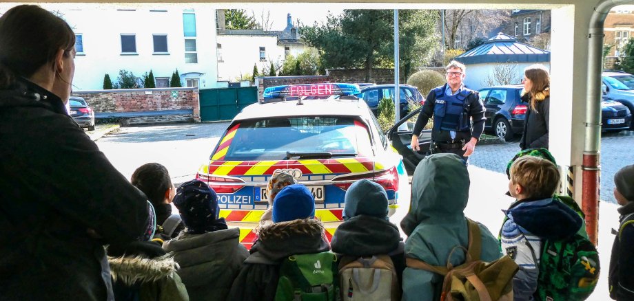 Die Vorschulkinder der Kita Weiler haben die Polizeiinspektion Boppard besucht und durften dabei auch die Polizeiautos und deren Ausstattung genauer in Augenschein nehmen.