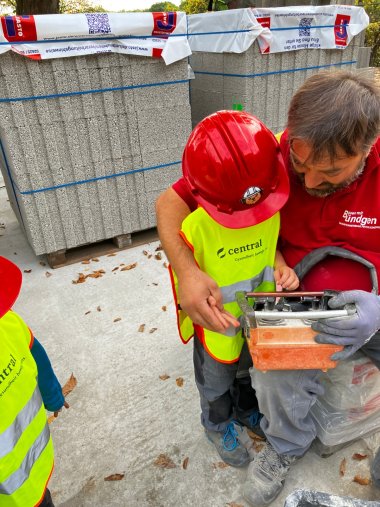 Auch die Kranführung darf von einem Kind übernommen werden. Auch die Kranführung darf von einem Kind übernommen werden.