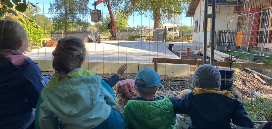Gebannt beobachten die Waldkinder die Aktionen auf ihrer Baustelle. Gebannt beobachten die Waldkinder die Aktionen auf ihrer Baustelle.