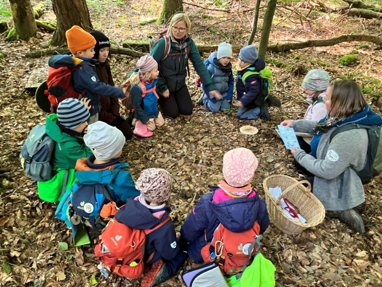 Gemeinsam mit der Pilzexpertin Claudia Janetzki Mittmann begaben sich die Kinder der Kita Winkelholzbande auf eine aufregende Entdeckungsreise rund um das Thema Pilze. 