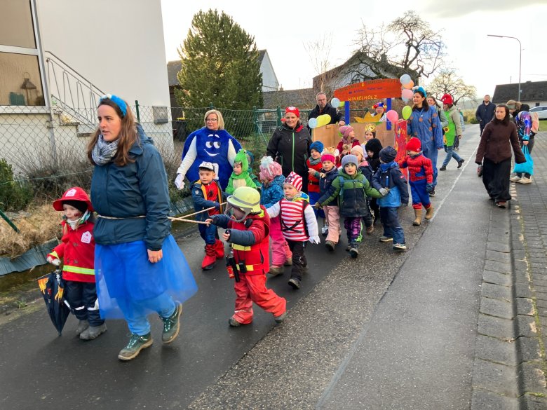 Mit Muskelkraft und guter Laune rollt der umgebaute Bollerwagen durch die Straßen von Oppenhausen.