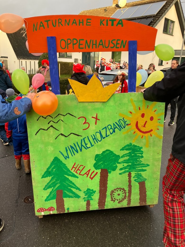 Mit Muskelkraft und guter Laune rollt der umgebaute Bollerwagen durch die Straßen von Oppenhausen. 