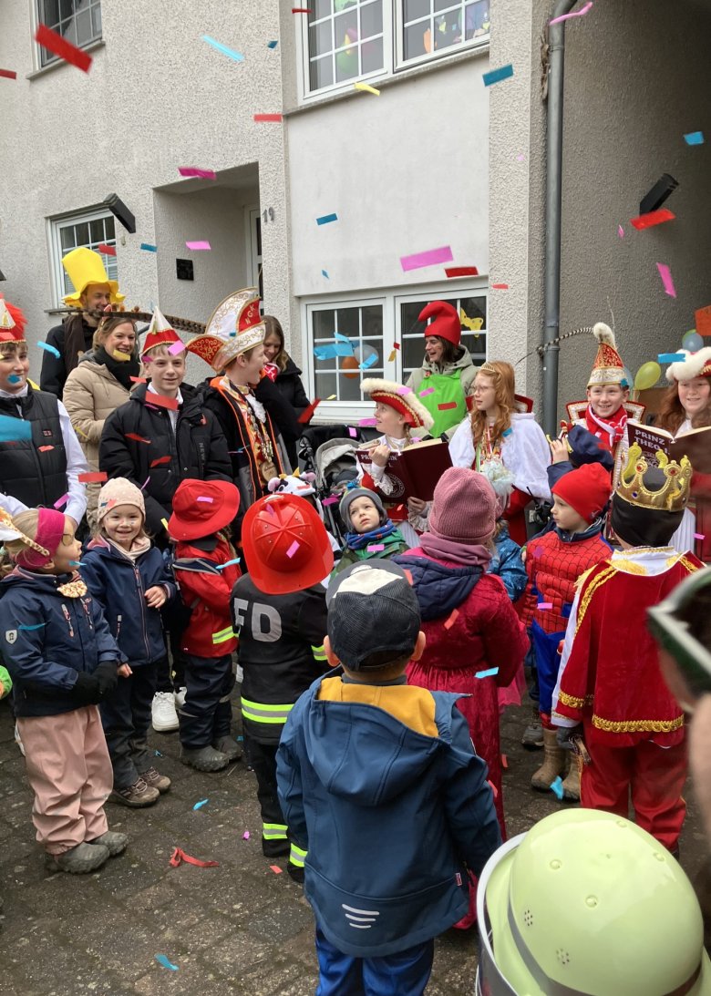 Die Stimmung war prächtig und der Schwerdonnerstag in Oppenhausen wird den kleinen Narren vom Winkelholz noch lange in Erinnerung bleiben.