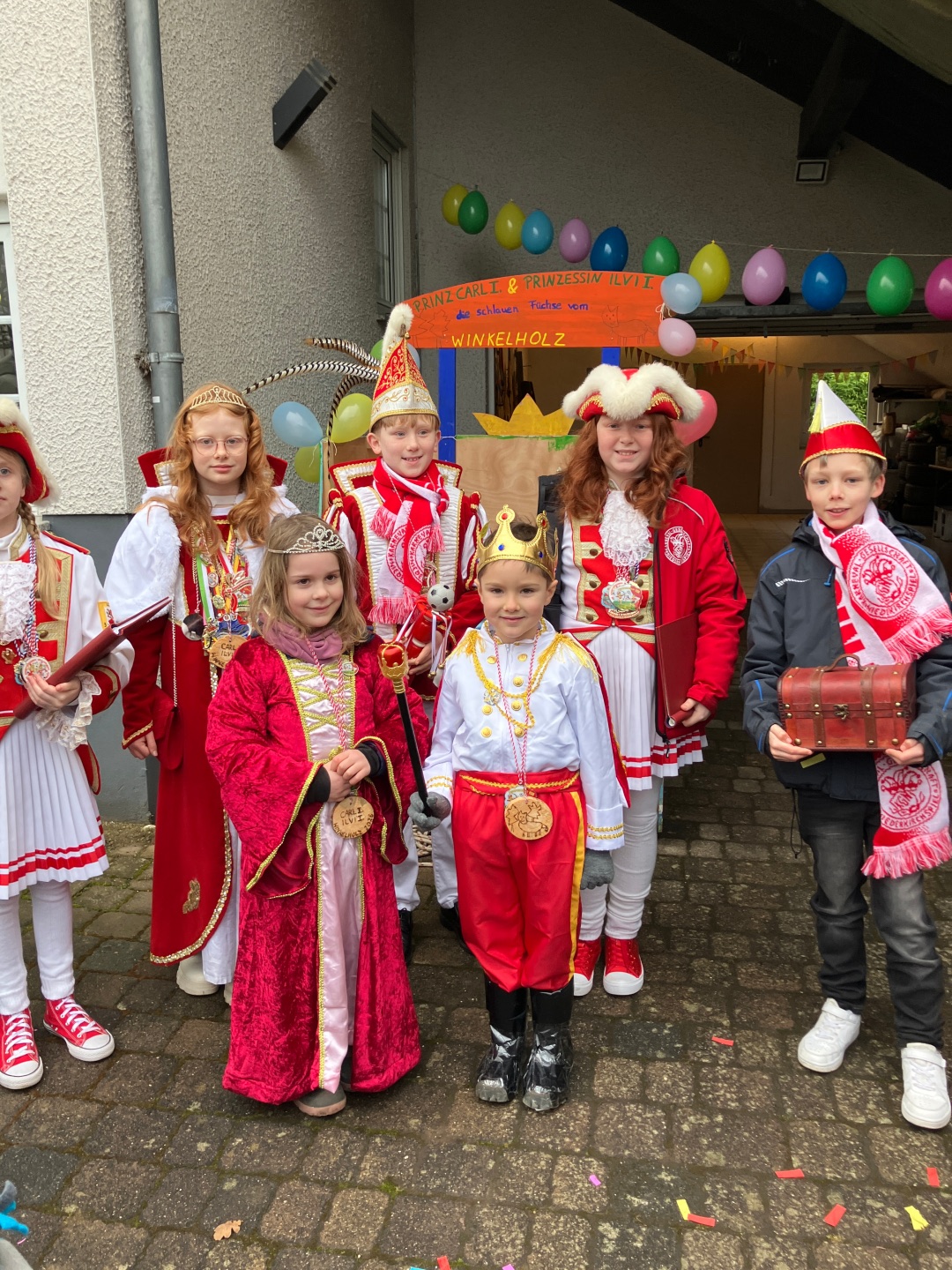 Mit dabei waren das Kinderprinzenpaar des KGN aus Oppenhausen Prinz Theo I. vom flankenden Vorhang (hintere Reihe, 2. von links) und Prinzessin Lisa I. vom Tanzenden Pfeil (hintere Reihe, links) mit Gefolge sowie das Kinderprinzenpaar von der Winkelholzbande Prinz Carl der I. (vorne, rechts) und Prinzessin Ilvi I. (vorne links), die schlauen Füchse vom Winkelholz.