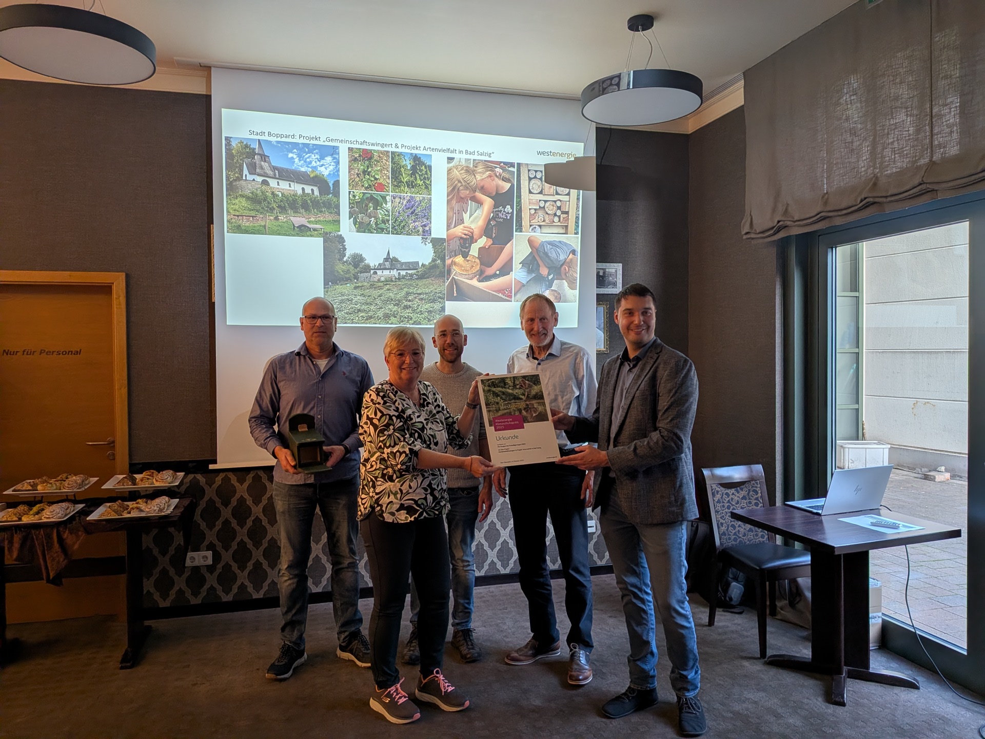 Mit einem Preisgeld wurde das Projekt "Gemeinschaftswingert & Projektartenvielfalt" in Bad Salzig ausgezeichnet. Auf dem Foto Jörg Puth (links), Beigeordneter der Stadt Boppard, der Bad Salziger Ortsvorsteher Andreas Nick (Mitte), der Regionalreferent der Westenergie Florian Schmidt sowie zwei Repräsentanten des Bad Salziger Projekts.
