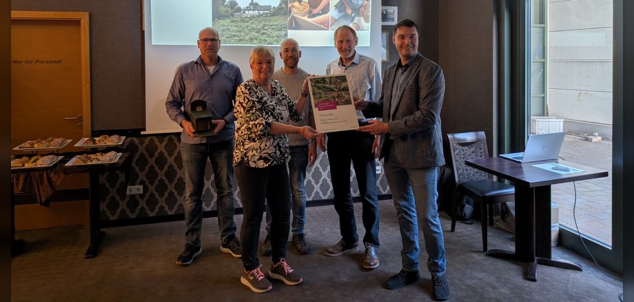 Mit einem Preisgeld wurde das Projekt "Gemeinschaftswingert & Projektartenvielfalt" in Bad Salzig ausgezeichnet. Auf dem Foto Jörg Puth (links), Beigeordneter der Stadt Boppard, der Bad Salziger Ortsvorsteher Andreas Nick (Mitte), der Regionalreferent der Westenergie Florian Schmidt sowie zwei Repräsentanten des Bad Salziger Projekts. Mit einem Preisgeld wurde das Projekt "Gemeinschaftswingert & Projektartenvielfalt" in Bad Salzig ausgezeichnet. Auf dem Foto Jörg Puth (links), Beigeordneter der Stadt Boppard, der Bad Salziger Ortsvorsteher Andreas Nick (Mitte), der Regionalreferent der Westenergie Florian Schmidt sowie zwei Repräsentanten des Bad Salziger Projekts.