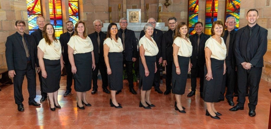 Unter der Leitung von Charles João Gregory präsentiert der Choral Municipal de Imigrante ein vielfältiges Programm mit brasilianischen, lateinamerikanischen, italienischen und deutschen Liedern. 