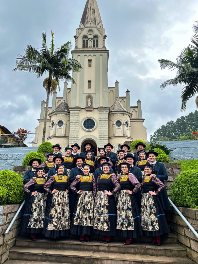 Die Deutsche Tanzgruppe Sankt Petrus bringt gemeinsam mit dem Orchester dem europäischen Publikum eine eindrucksvolle Verbindung aus Musik, Tanz und gelebter Tradition näher. Die Deutsche Tanzgruppe Sankt Petrus bringt gemeinsam mit dem Orchester dem europäischen Publikum eine eindrucksvolle Verbindung aus Musik, Tanz und gelebter Tradition näher.