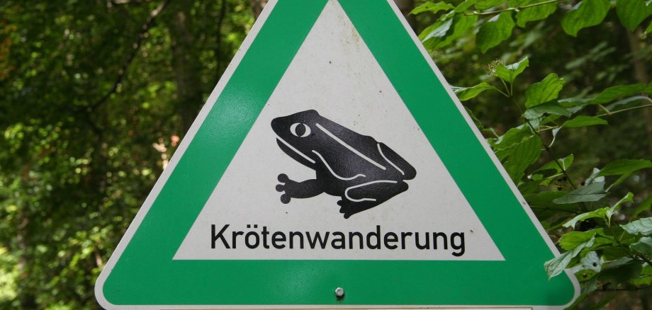 Ein Schild weist auf die Krötenwanderung hin.