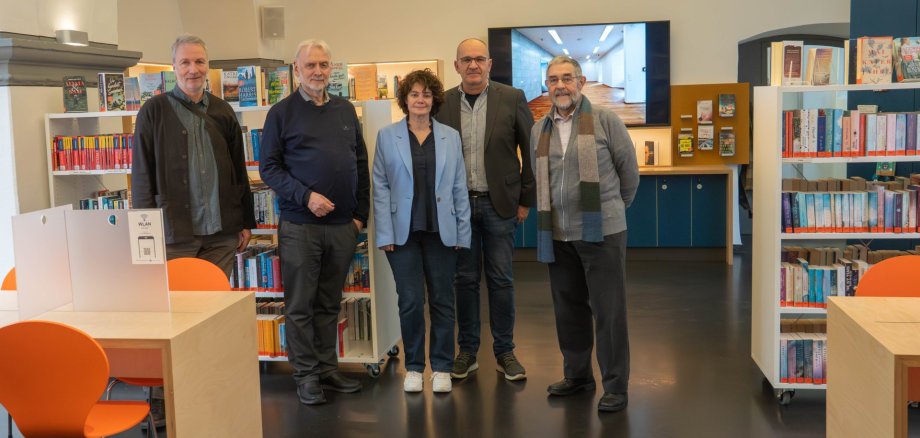 Der Kulturstaatssekretär des Landes Rheinland-Pfalz, Prof. Dr. Jürgen Hardeck (2. von links), hat am Dienstag, den 25. November 2025, die neu eröffnete Stadtbibliothek in der Kurfürstlichen Burg in Boppard besucht. Mit dabei waren (von links): Architekt Peter Kneip, Bibliotheksleiterin Sonja Weinert, Fachbereichs- und Museumleiter Frank Schröder und der Erste Beigeordnete der Stadt Boppard, Helmut Zindorf. 