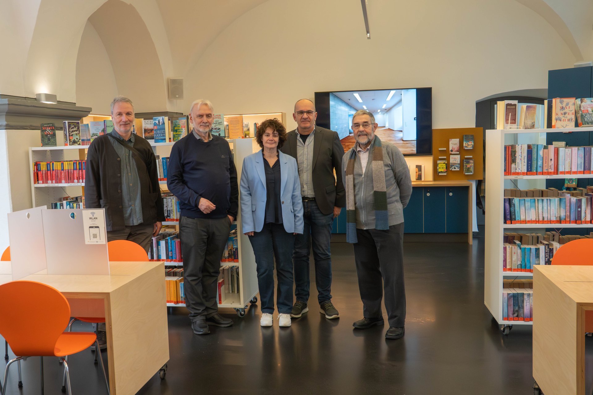 Der Kulturstaatssekretär des Landes Rheinland-Pfalz, Prof. Dr. Jürgen Hardeck (2. von links), hat am Dienstag, den 25. November 2025, die neu eröffnete Stadtbibliothek in der Kurfürstlichen Burg in Boppard besucht. Mit dabei waren (von links): Architekt Peter Kneip, Bibliotheksleiterin Sonja Weinert, Fachbereichs- und Museumleiter Frank Schröder und der Erste Beigeordnete der Stadt Boppard, Helmut Zindorf. 