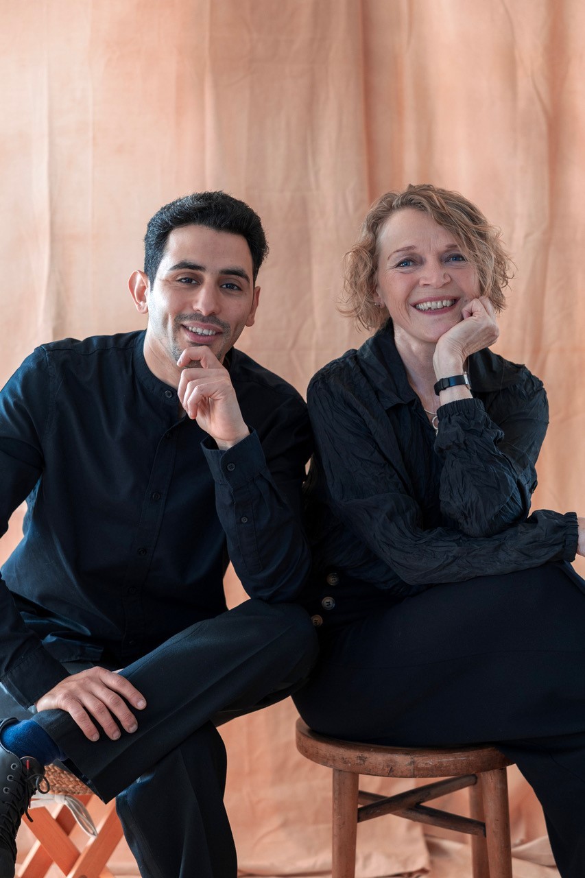 Die Lesung zum Roman „Und die Vögel werden singen – Ich, der Pianist aus den Trümmern“   gestalten Jutta Seifert und Aeham Ahmad am Klavier.