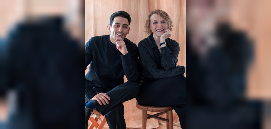 Die Lesung zum Roman „Und die Vögel werden singen – Ich, der Pianist aus den Trümmern“ gestalten Jutta Seifert und Aeham Ahmad am Klavier. Die Lesung zum Roman „Und die Vögel werden singen – Ich, der Pianist aus den Trümmern“ gestalten Jutta Seifert und Aeham Ahmad am Klavier.