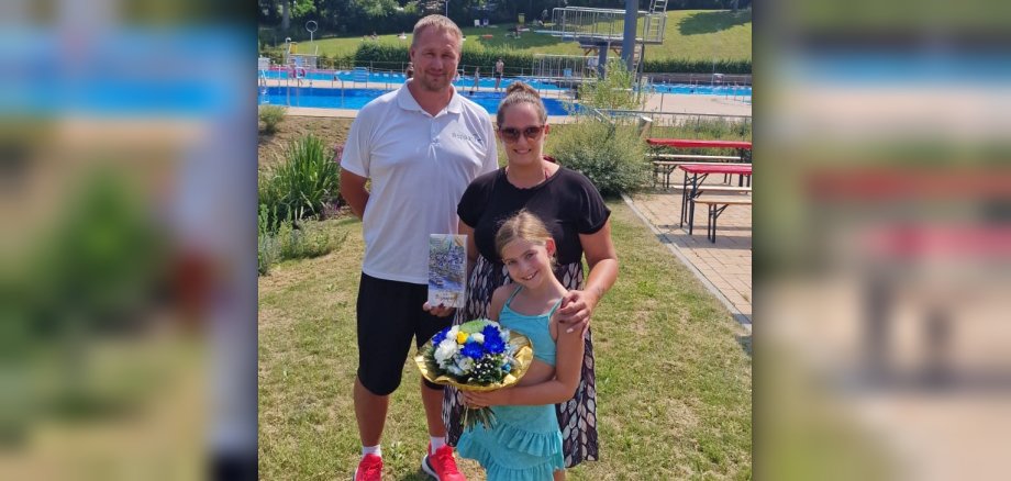 Kürzlich begrüßte Betriebsleiter Christian Meinecke die 65.000. Besucherin im Thermalfreibad Boppard. 